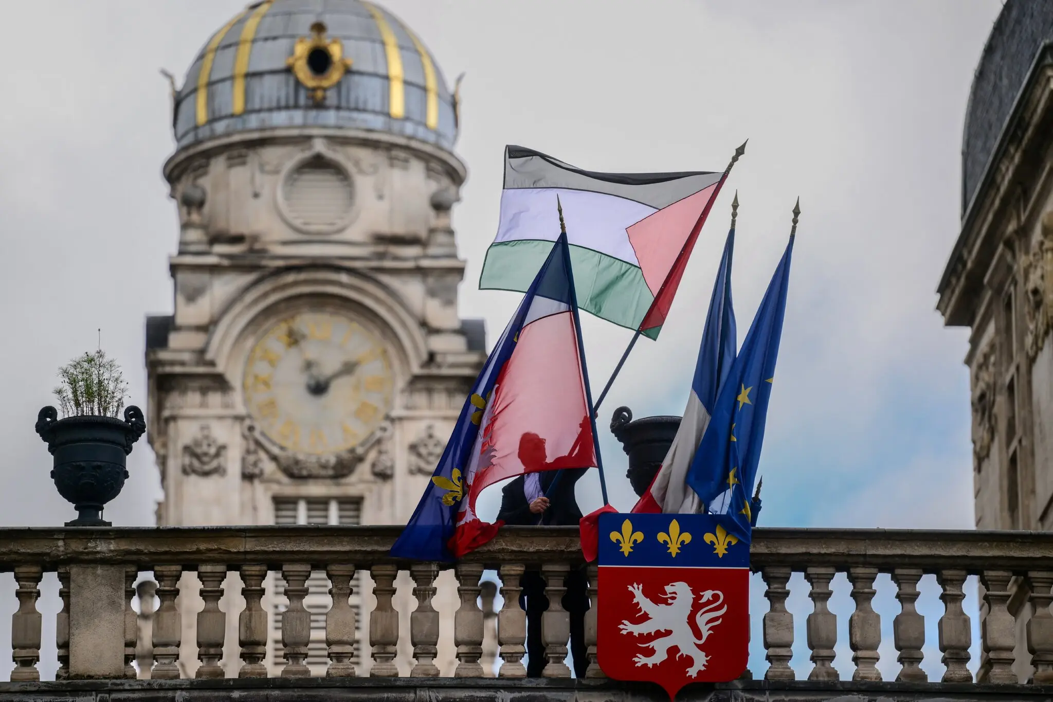 У Франції понад 50 мерій підняли палестинські прапори всупереч уряду